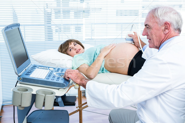 Foto stock: Mujer · embarazada · médico · mirando · escanear · máquina · realizar