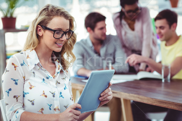 Foto stock: Creativa · equipo · de · negocios · de · trabajo · junto · casual · oficina