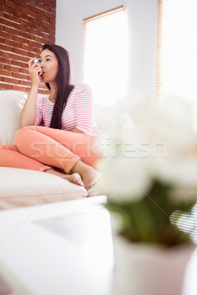 Asian donna divano home soggiorno medici Foto d'archivio © wavebreak_media