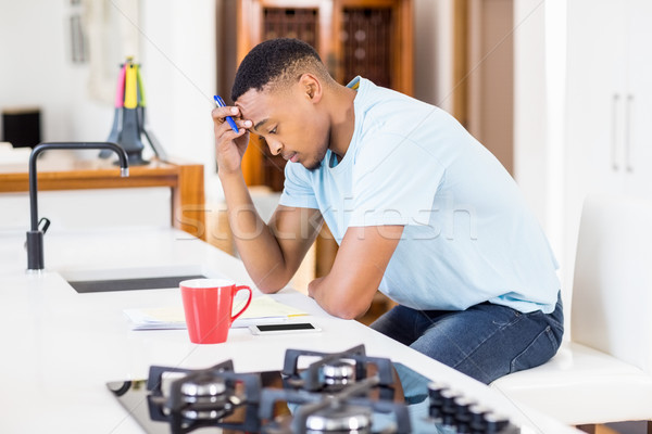 Bezorgd man naar keuken huis Stockfoto © wavebreak_media