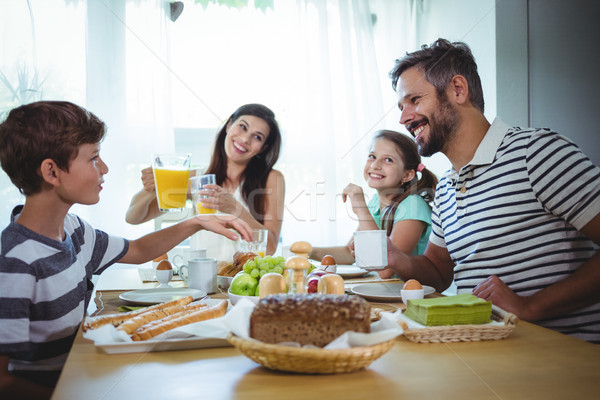 Gelukkig gezin ontbijt home vrouw meisje gelukkig Stockfoto © wavebreak_media