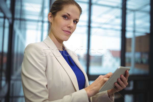 Kobieta interesu cyfrowe tabletka biuro portret kobieta Zdjęcia stock © wavebreak_media