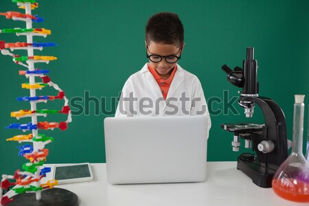 Iskolás fiú laptopot használ asztal matematika fekete számítógép Stock fotó © wavebreak_media