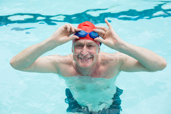 Glücklich Senior Mann halten Schutzbrille Schwimmbad Stock foto © wavebreak_media