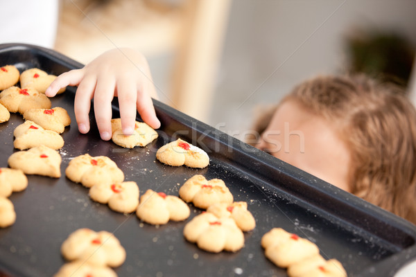 Fetita cookie in spatele mamă Imagine de stoc © wavebreak_media