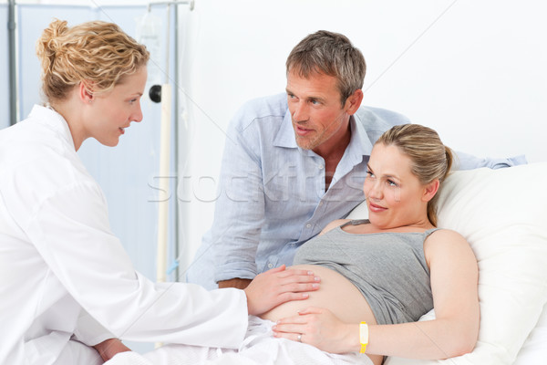 Zwangere vrouw echtgenoot luisteren verpleegkundige bed leven Stockfoto © wavebreak_media