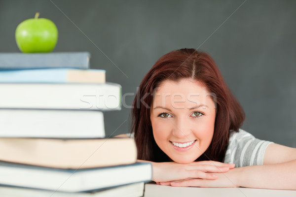 Foto stock: Jovem · estudante · maçã · livros · primeiro · plano · sala · de · aula