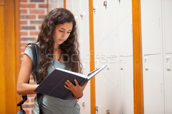 Estudiante lectura libro corredor mujer escuela Foto stock © wavebreak_media