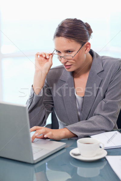 Foto stock: Retrato · concentrado · jóvenes · mujer · de · negocios · usando · la · computadora · portátil · oficina