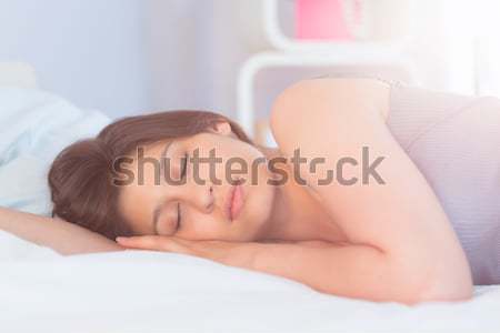 Сток-фото: женщину · кровать · глазах · открытых · улыбаясь · рук