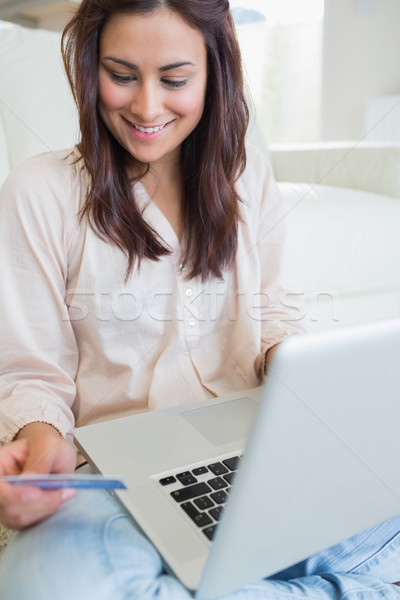 Mujer felizmente compras línea portátil salón Foto stock © wavebreak_media