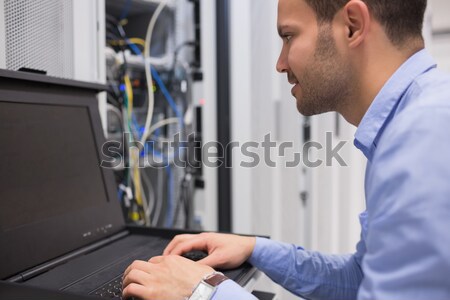 Om cautare servere data center construcţie muncă Imagine de stoc © wavebreak_media