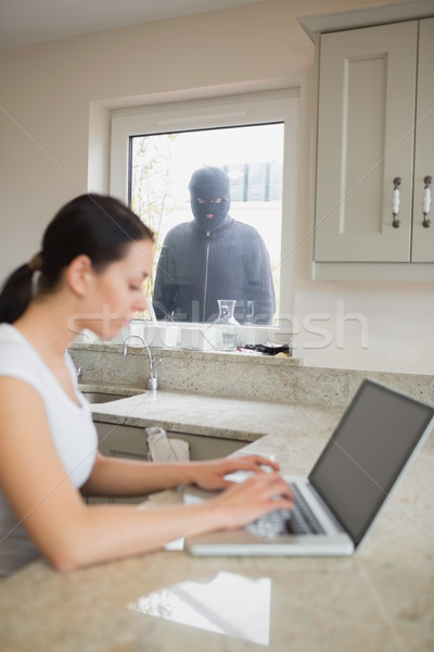 Fiatal nő laptopot használ rabló ablak ház férfi Stock fotó © wavebreak_media