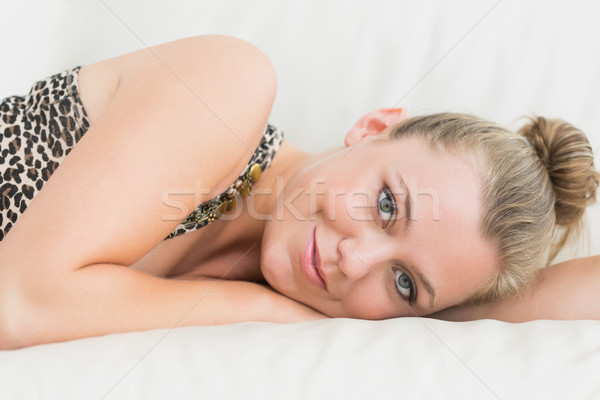 Alegre mujer relajante sofá feliz salón Foto stock © wavebreak_media