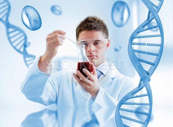 Sérieux chimiste test sang bécher ADN Photo stock © wavebreak_media
