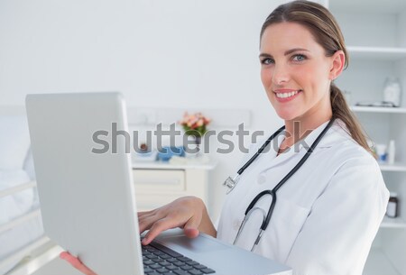 Stock fotó: Női · orvos · számítógéphasználat · klinika · asztal · portré