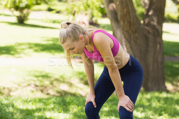 Obosit femeie sport sutien în picioare parc Imagine de stoc © wavebreak_media