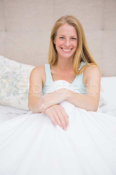 Fericit zâmbitor aparat foto pat acasă Imagine de stoc © wavebreak_media