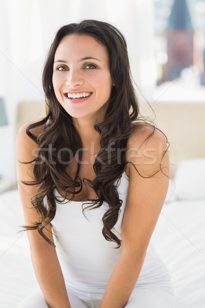 Fericit bruneta şedinţei pat acasă dormitor Imagine de stoc © wavebreak_media
