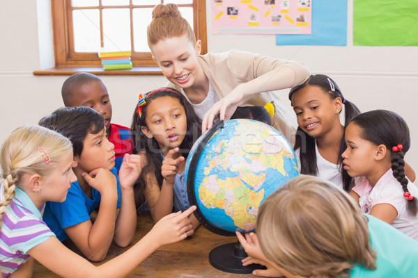 Foto stock: Bonitinho · alunos · professor · sala · de · aula · globo · escola · primária