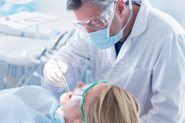 Dentist dinţi masca chirurgicala mănuşi dentar Imagine de stoc © wavebreak_media