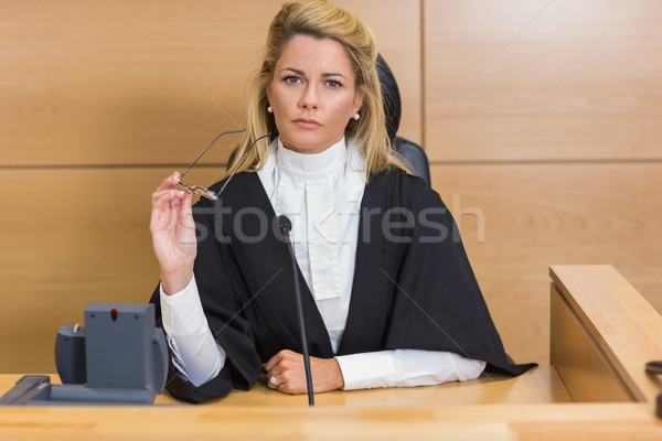 Rufa sędzia patrząc kamery sąd pokój Zdjęcia stock © wavebreak_media