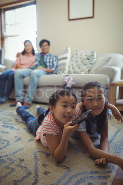 Rodziny oglądanie telewizji wraz salon domu telewizji Zdjęcia stock © wavebreak_media