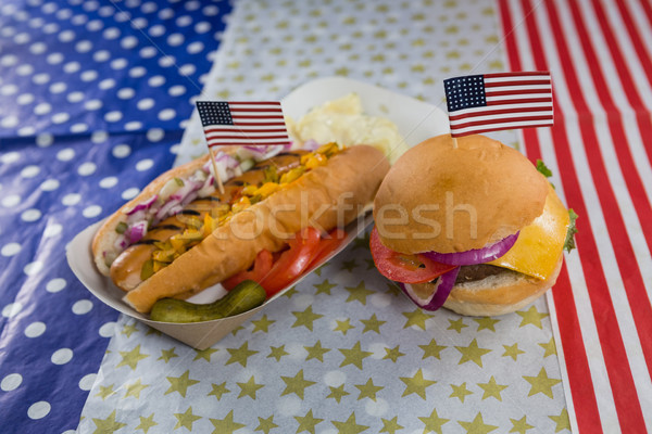 Hamburger hot dog fa asztal negyedike közelkép étel Stock fotó © wavebreak_media
