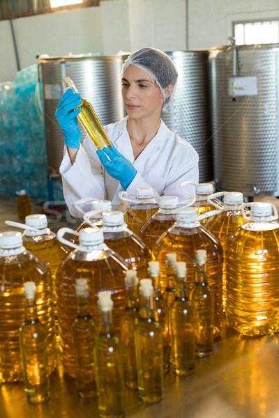 Stockfoto: Vrouwelijke · technicus · onderzoeken · olijfolie · fabriek · business