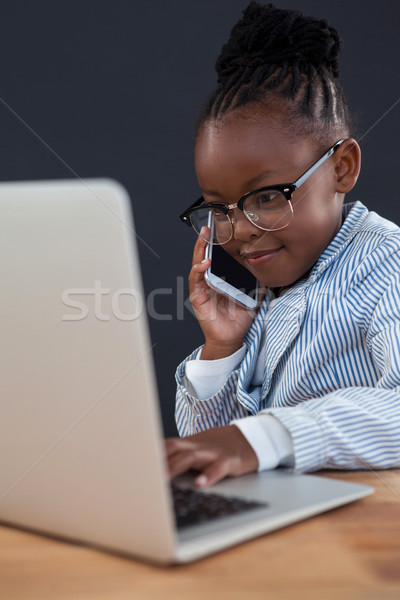 Mosolyog üzletasszony telefon dolgozik laptop asztal Stock fotó © wavebreak_media