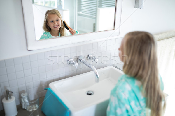 Fată păr baie zâmbitor copil acasă Imagine de stoc © wavebreak_media