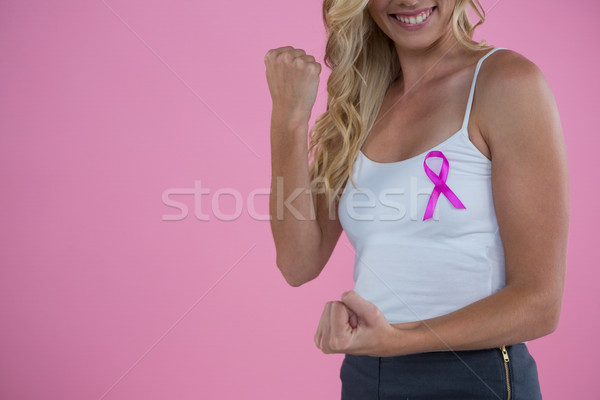 Femeie zambitoare cancerul de san constientizare panglică pumn Imagine de stoc © wavebreak_media