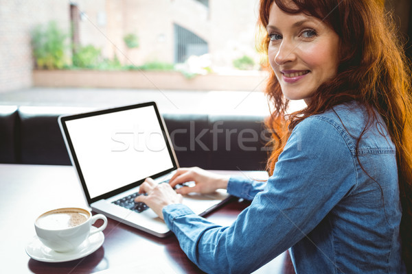 Maturité étudiant utilisant un ordinateur portable café Université ordinateur [[stock_photo]] © wavebreak_media