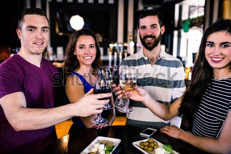 Stockfoto: Vrienden · pint · bar · vrouw · bier · glas