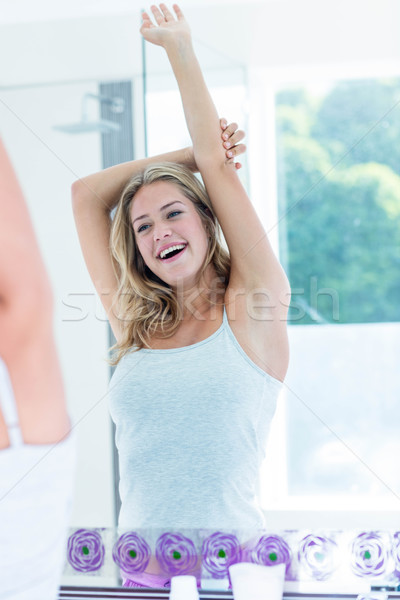 Foto stock: Sorridente · belo · mulher · jovem · olhando · banheiro · espelho