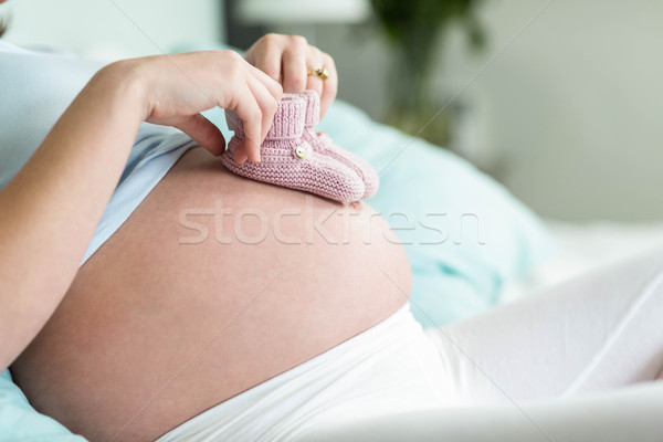 Mujer embarazada de punto vientre dormitorio mujer Foto stock © wavebreak_media