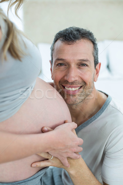 Mann halten schwanger Magen Schlafzimmer Frau Stock foto © wavebreak_media