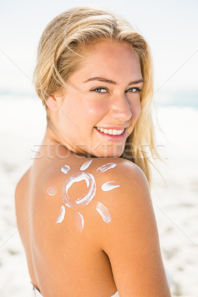 Femeie zambitoare protectie solara piele femeie apă Imagine de stoc © wavebreak_media