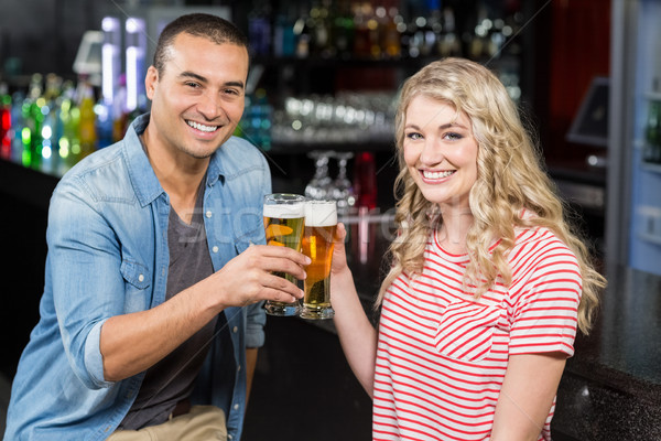 Sonriendo Pareja potable cerveza bar mujer Foto stock © wavebreak_media