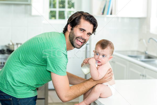 Feliz hijo de padre potable leche mesa de cocina retrato Foto stock © wavebreak_media