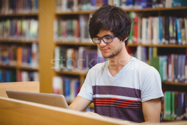 年輕 學生 使用筆記本電腦 圖書館 學院 計算機 商業照片 © wavebreak_media