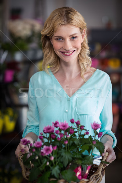 Glücklich weiblichen Blumengeschäft halten legen Blumen Stock foto © wavebreak_media