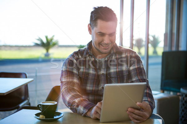 Foto stock: Sonriendo · hombre · digital · tableta · ordenador