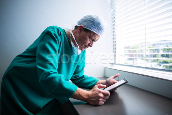 Mężczyzna chirurg cyfrowe tabletka szpitala Internetu Zdjęcia stock © wavebreak_media
