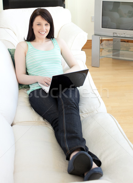 Mujer sonriente surf Internet sofá casa tecnología Foto stock © wavebreak_media