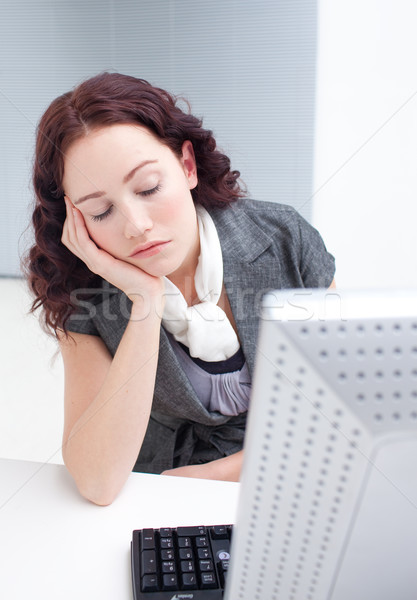 Foto stock: Retrato · jóvenes · mujer · de · negocios · dormir · ordenador · cara