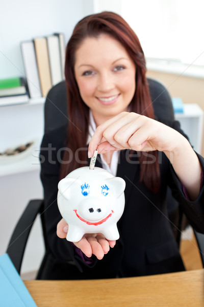 Jonge zakenvrouw geld spaarpot kantoor gelukkig Stockfoto © wavebreak_media