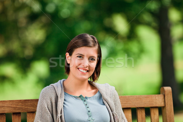 女子 長凳 夏天 綠色 公園 女 商業照片 © wavebreak_media