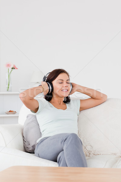 Stockfoto: Vrouw · luisteren · naar · muziek · woonkamer · glimlach · schoonheid