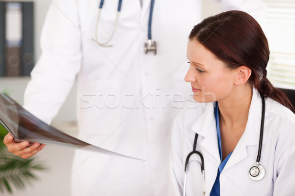 Médico feminino raio x cara homem feliz Foto stock © wavebreak_media
